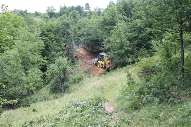 Изграждат път до гробището в махала „Монгашлар” край Правдолюб