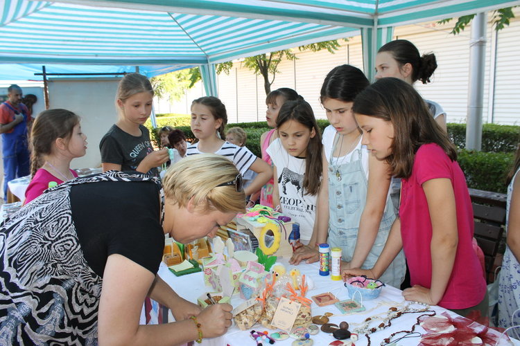 Със свои творби се представят и децата от ансамбъл  "Прежиховци" . 