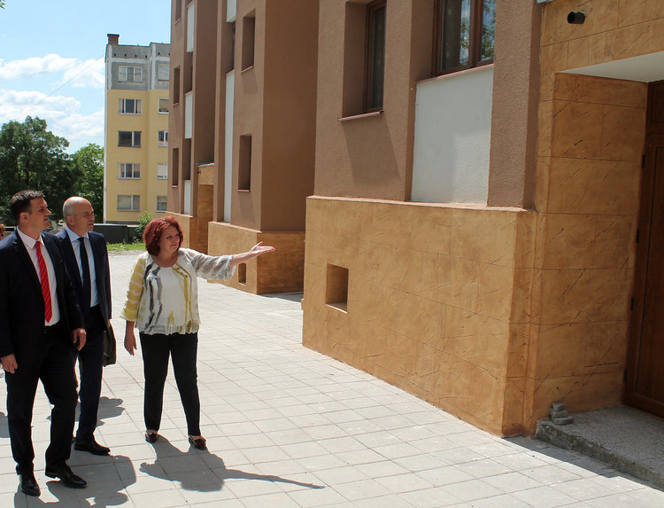 Прерязаха лентата на първите три санирани блока в Симеоновград