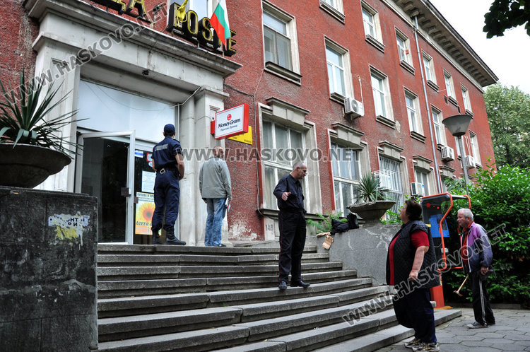 Има задържани за обира в Пощата, тестват охранителя с детектор на лъжата  