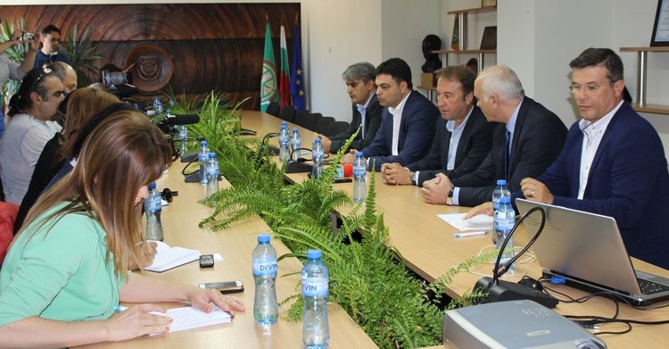 Турските инвеститори готови със завода след година