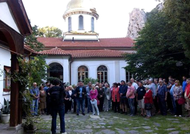Събралите се тази сутрин в двора на храм "Света Богородица - Благовещение" миряни