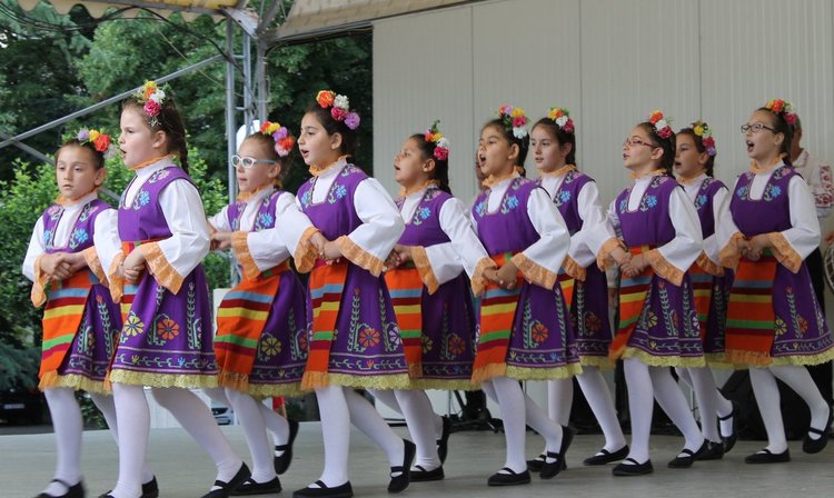 Пето юбилейно издание на Международния фолклорен фестивал "С танците на дедите ни" започна снощи в Димитровград