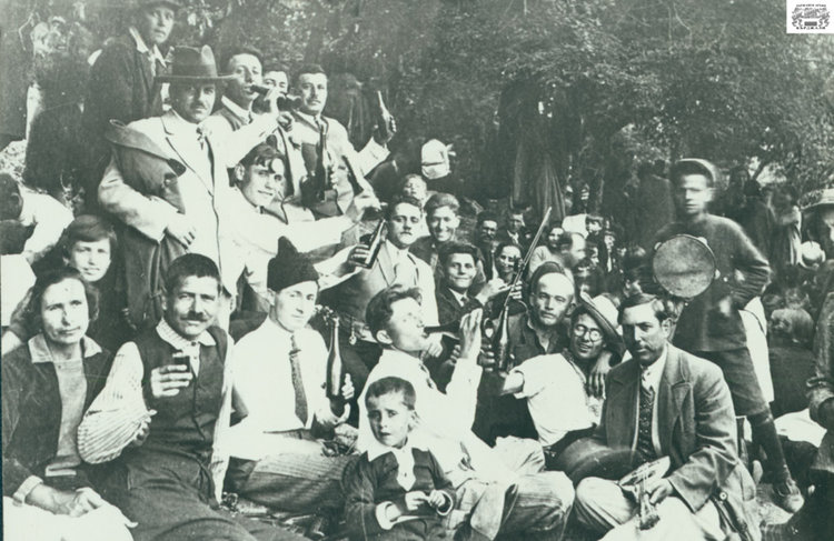 Снимка № 3, Снимка от панаир на Спасовден край с. Мезек,, предоставена от г-н Жеко Кашеров Димитров за съхранение в ДА-Кърджали