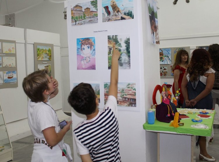 40 откупки на детски творби в Димитровград за #спаси жоро