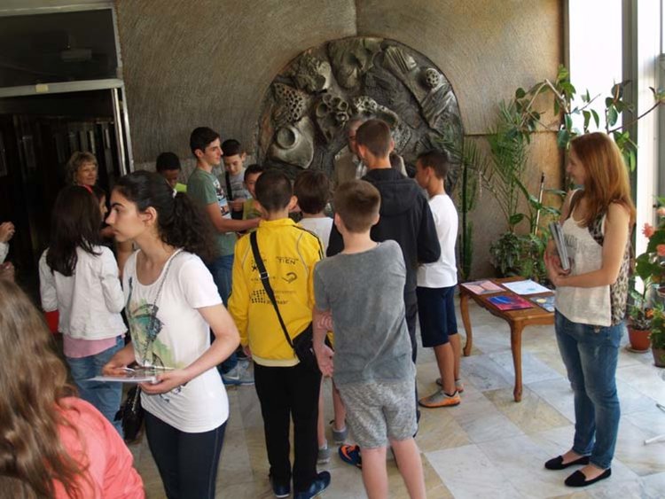 Изложба с детски рисунки на вселената в Обсераторията в Кърджали