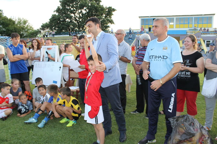 Градините "Приказка" и "Райна Княгиня" - победители в детския футболен турнир