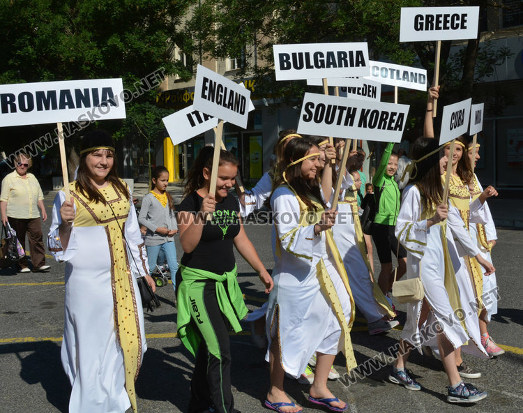 Мечето Теди поведе шествието на Вълшебен свят в Хасково