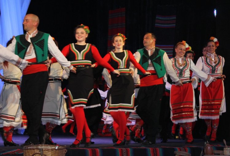 "Плетеница" отпразнува 10 години в препълнената зала на театъра