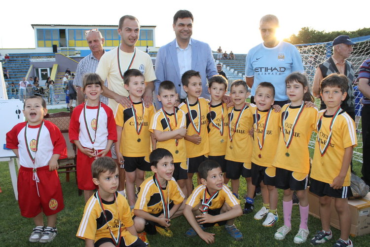 Градините "Приказка" и "Райна Княгиня" - победители в детския футболен турнир