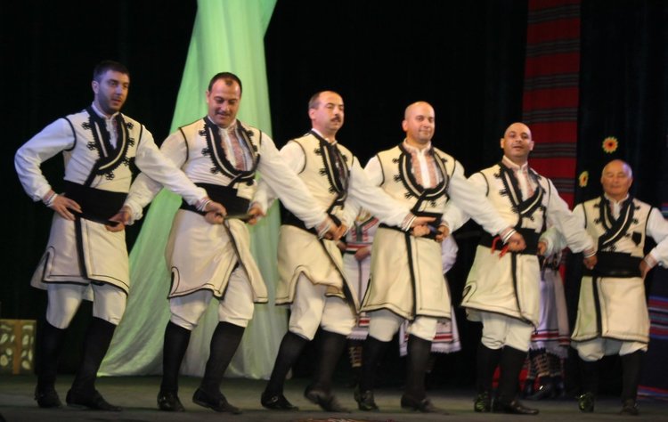 "Плетеница" отпразнува 10 години в препълнената зала на театъра