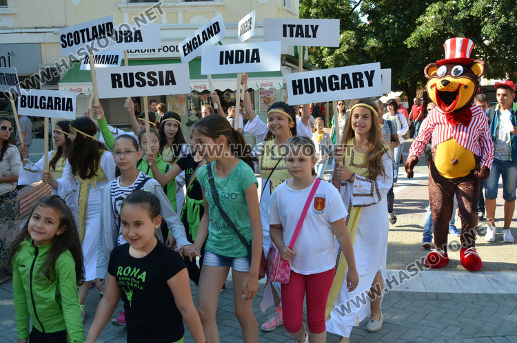 Мечето Теди поведе шествието на Вълшебен свят в Хасково