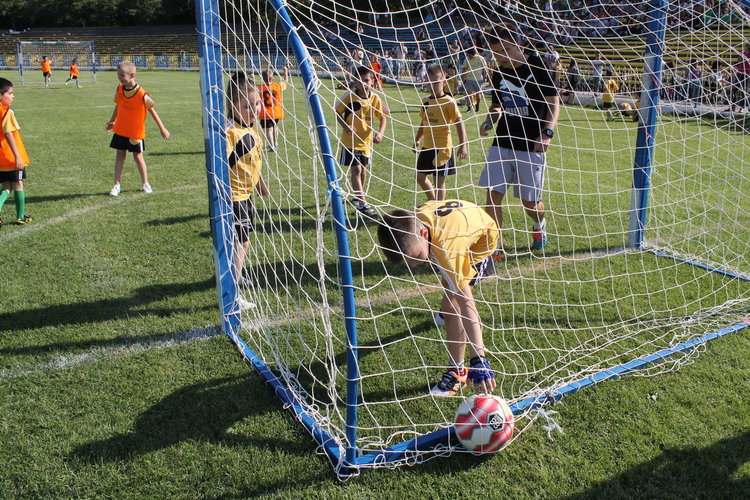 Градините "Приказка" и "Райна Княгиня" - победители в детския футболен турнир