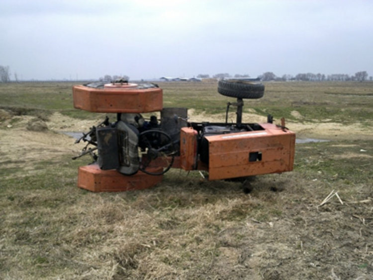 Трактор се обърна, шофьора в болница