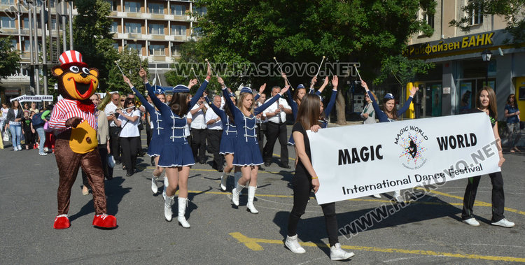 Мечето Теди поведе шествието на Вълшебен свят в Хасково
