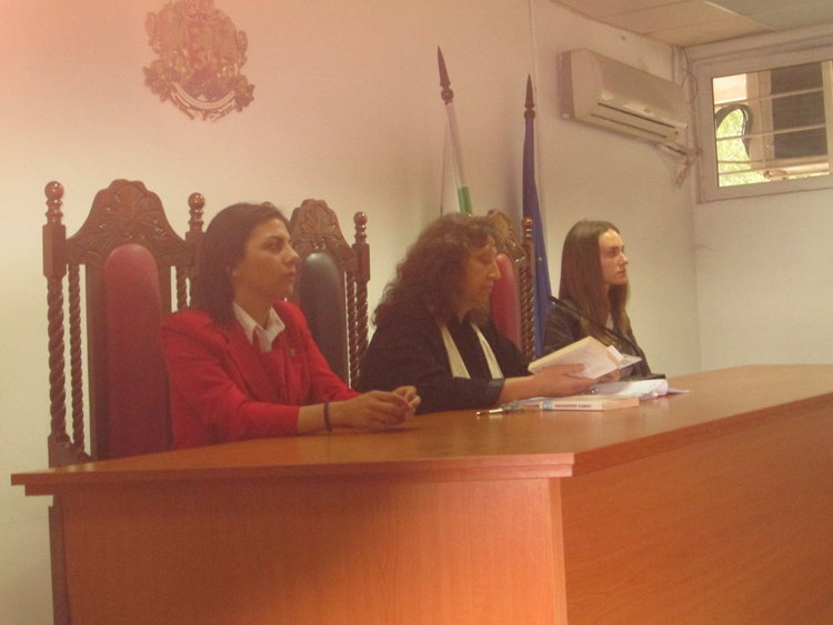 Славейковци взеха участие в симулативен съдебен процес