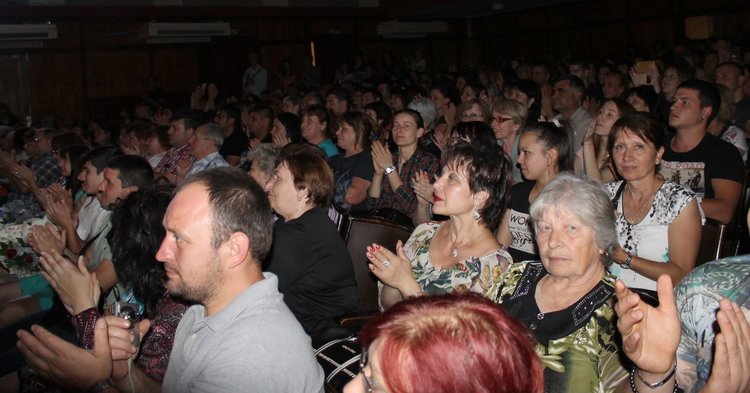 "Плетеница" отпразнува 10 години в препълнената зала на театъра