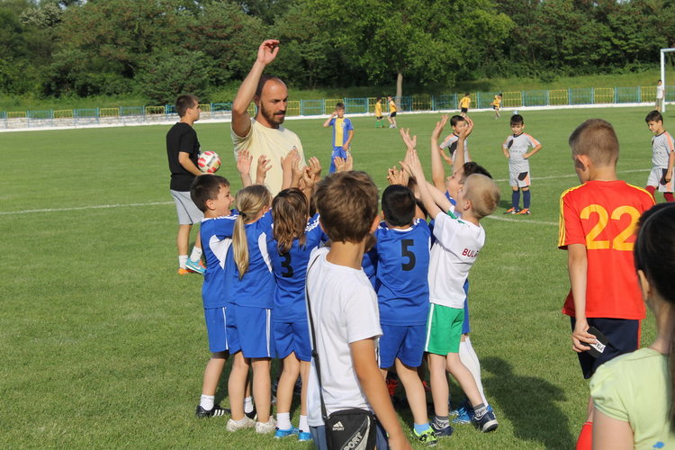 Градините "Приказка" и "Райна Княгиня" - победители в детския футболен турнир