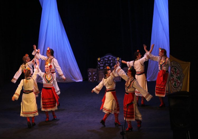 "Плетеница" отпразнува 10 години в препълнената зала на театъра