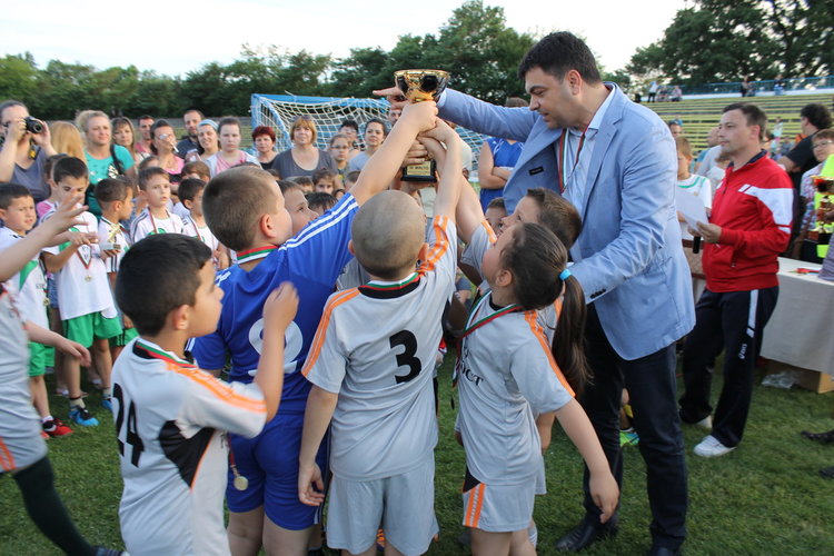 Градините "Приказка" и "Райна Княгиня" - победители в детския футболен турнир