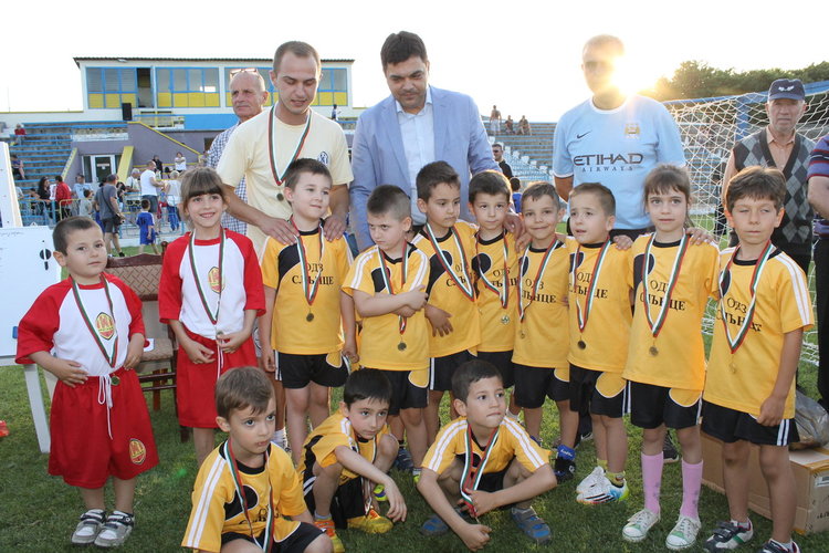 Градините "Приказка" и "Райна Княгиня" - победители в детския футболен турнир