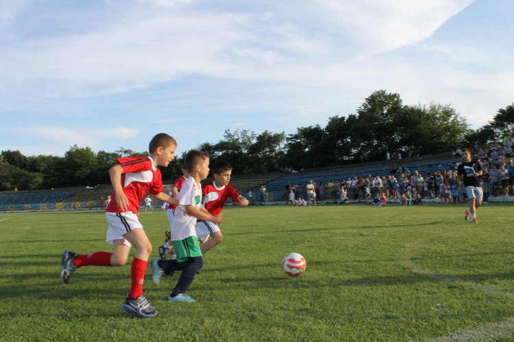 Градините "Приказка" и "Райна Княгиня" - победители в детския футболен турнир