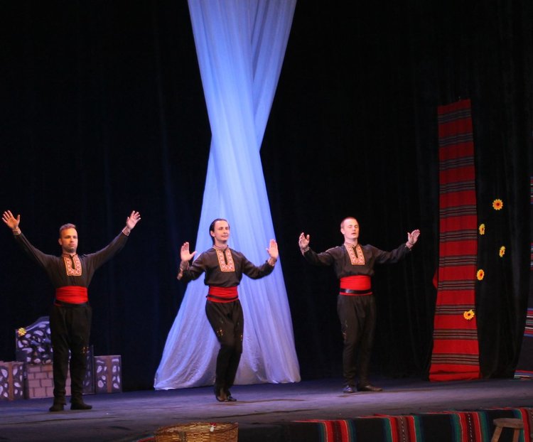 "Плетеница" отпразнува 10 години в препълнената зала на театъра