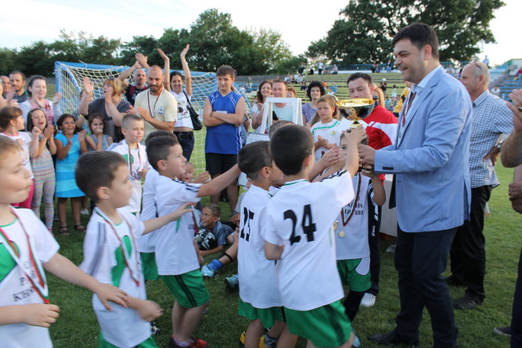 Градините "Приказка" и "Райна Княгиня" - победители в детския футболен турнир