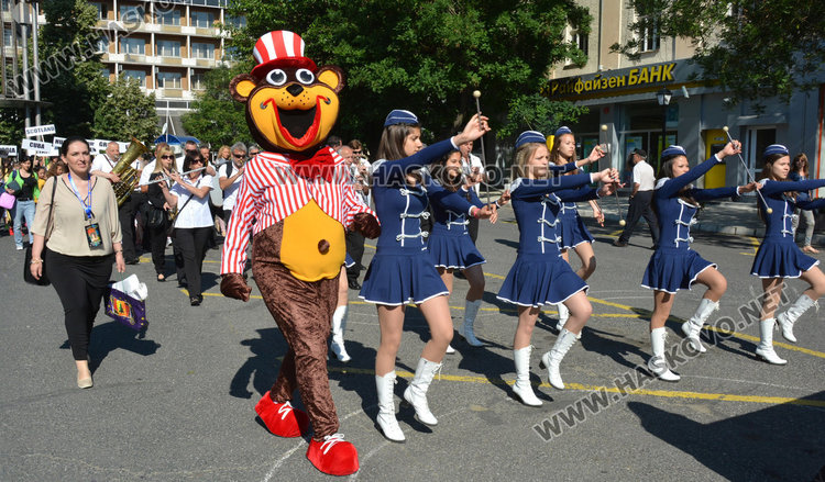 Мечето Теди поведе шествието на Вълшебен свят в Хасково