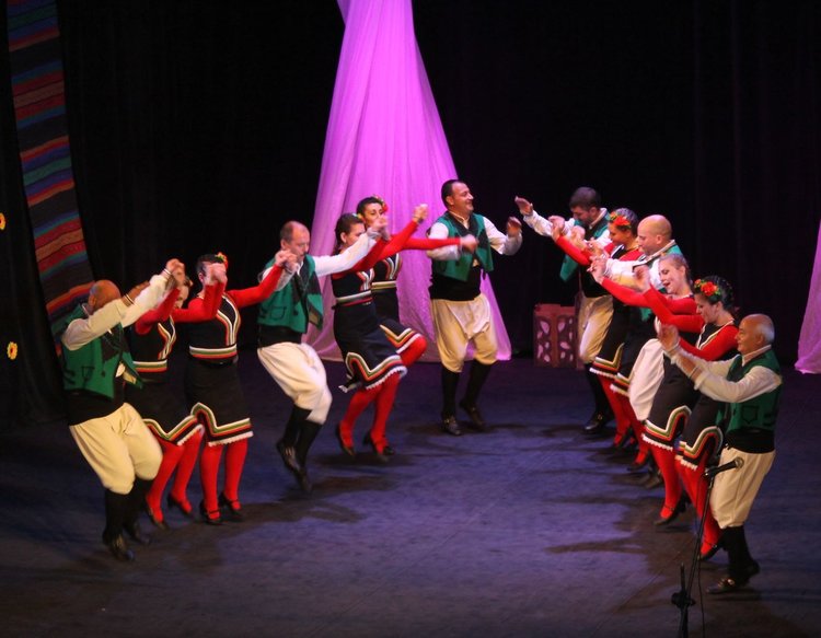 "Плетеница" отпразнува 10 години в препълнената зала на театъра