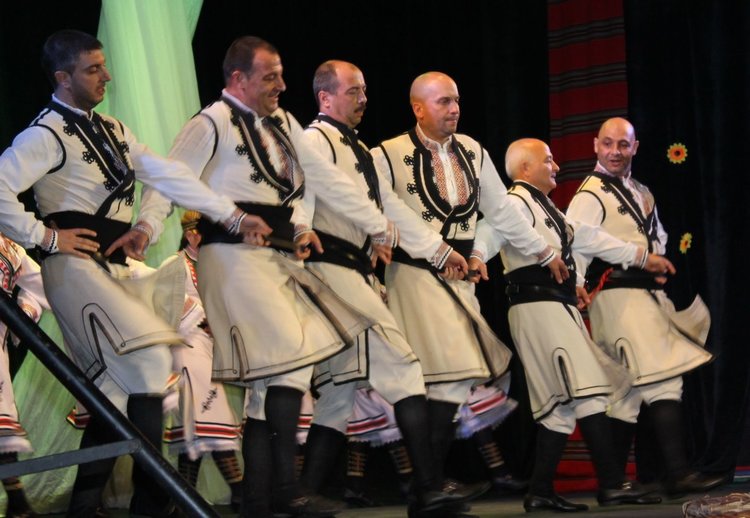 "Плетеница" отпразнува 10 години в препълнената зала на театъра