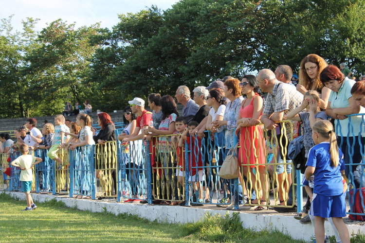 Градините "Приказка" и "Райна Княгиня" - победители в детския футболен турнир
