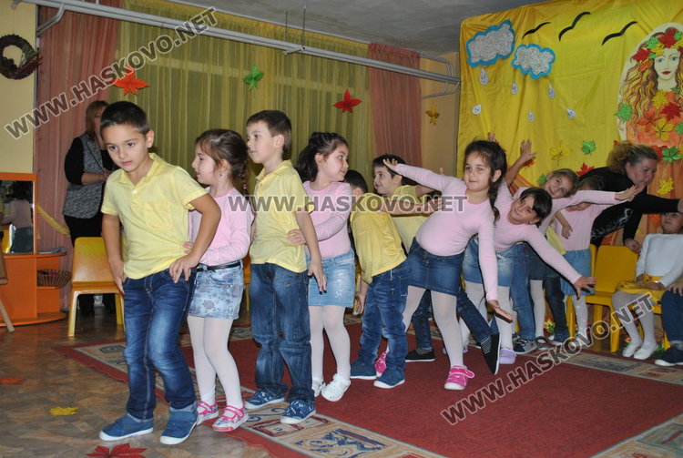 Децата през август на забавачка в „Осми март“ и „Звънче“