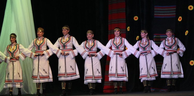 "Плетеница" отпразнува 10 години в препълнената зала на театъра