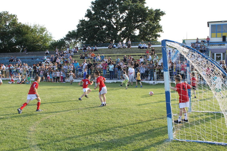 Градините "Приказка" и "Райна Княгиня" - победители в детския футболен турнир