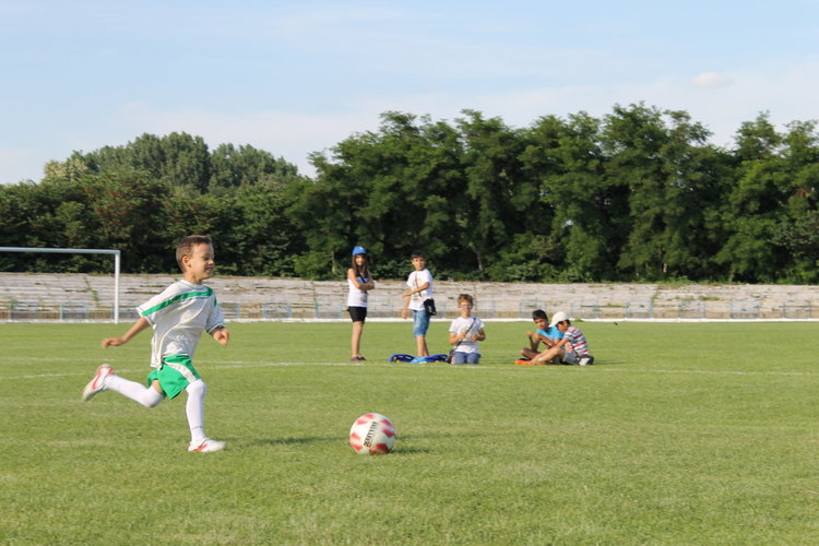Градините "Приказка" и "Райна Княгиня" - победители в детския футболен турнир