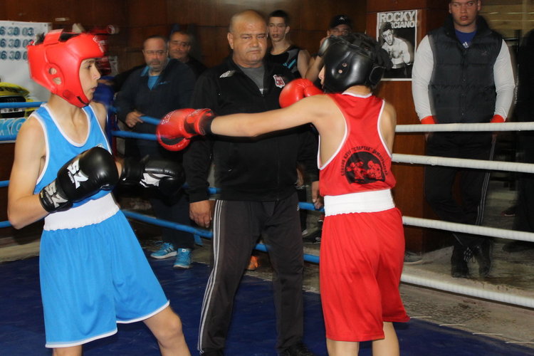 Здравко Нанков (с червения екип) спечели бронзов медал на държавното първенство в Русе, снимка -архив