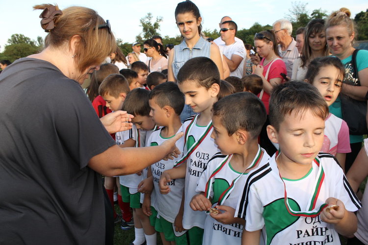 Градините "Приказка" и "Райна Княгиня" - победители в детския футболен турнир