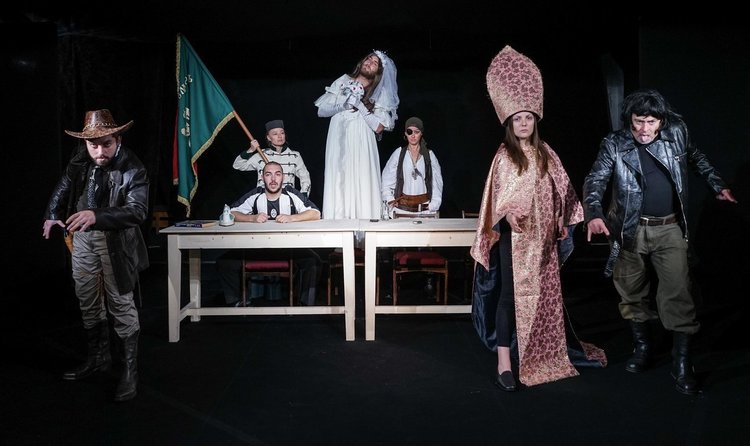 Шефът на театъра на сцената на рождения си ден, благотворително