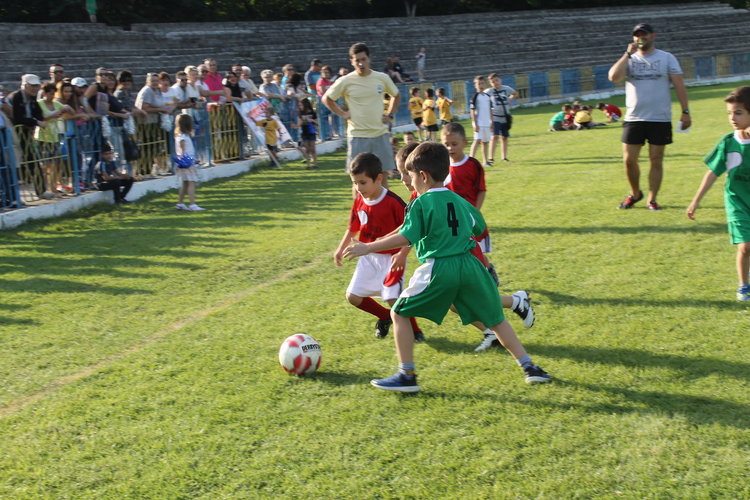 Градините "Приказка" и "Райна Княгиня" - победители в детския футболен турнир