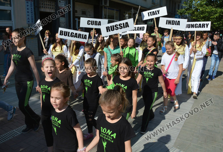 Мечето Теди поведе шествието на Вълшебен свят в Хасково