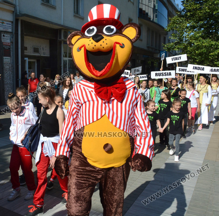 Мечето Теди поведе шествието на Вълшебен свят в Хасково