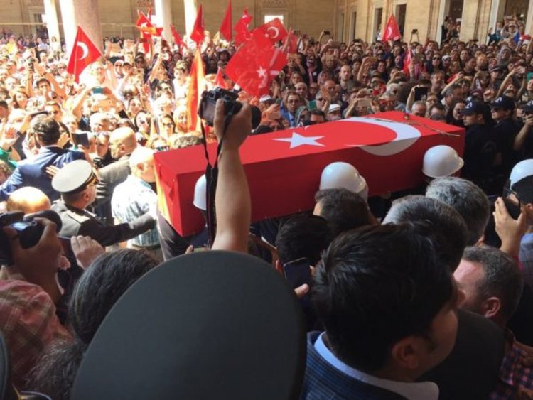 Над 20 000 души отдадоха почит на полицайката, убита от терористи