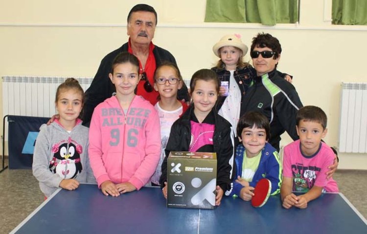 Спортният деятел и почетен гражданин на Ардино Решат Айдън дари топчета за тенис