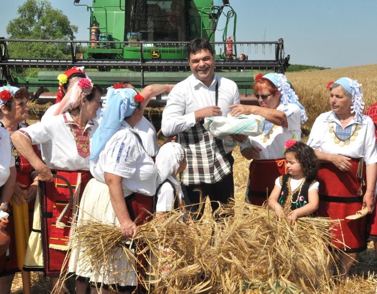 Кметът Иво Димов за поредна година зажъна с паламалката на нивата край Странско