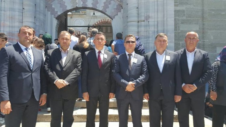 Над 20 000 души отдадоха почит на полицайката, убита от терористи