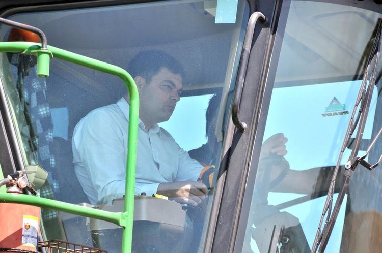 Малки моми зажънаха ечемика в село Странско