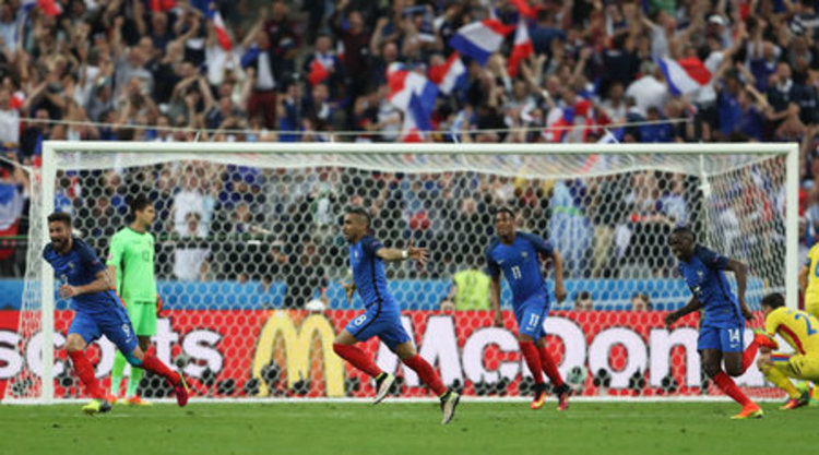 Пайе даде крила на "петлите" за късна победа на старта на Евро 2016