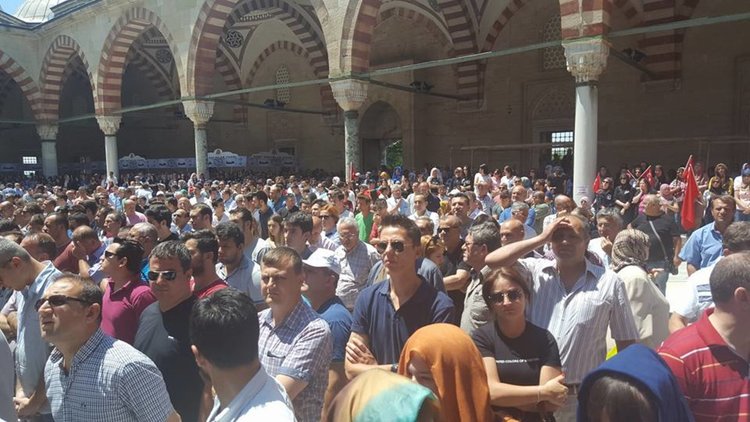 Над 20 000 души отдадоха почит на полицайката, убита от терористи