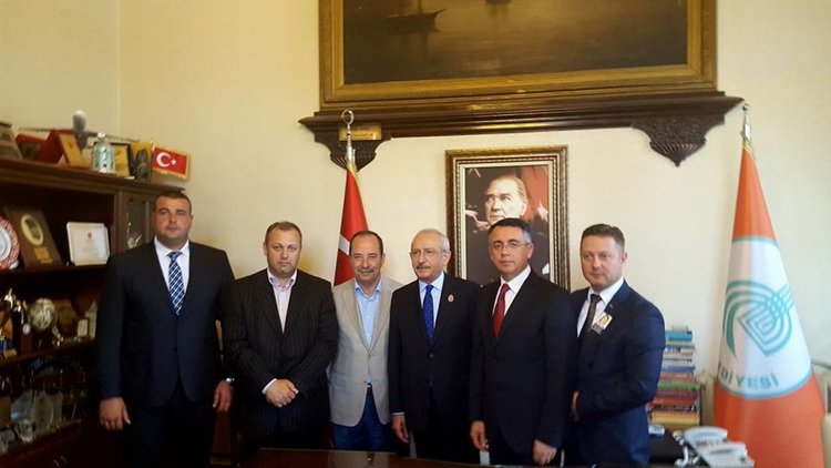 Над 20 000 души отдадоха почит на полицайката, убита от терористи